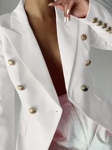 Mujer blazer cruzado blanco botones dorados corte entallado chaqueta elegante