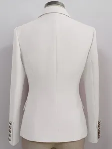 Americana blazer de mujer blanca detalle trasero entallado con elegantes botones dorados.