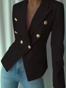 Primer plano de blazer negro clásico con botones dorados de lujo y un corte entallado y elegante.