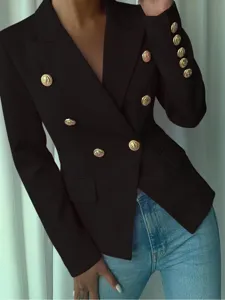 Primer plano de un elegante blazer negro con doble botonadura y botones dorados.