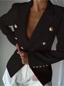 Vista de detalle del elegante blazer negro de doble botonadura con botones dorados finos.