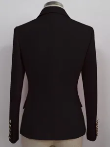 Blazer de sastre negro para mujer con corte entallado y botones dorados en los puños.