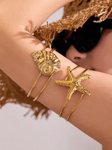 Roestvrijstalen oceaan stijl zeester schelp armband, gouden dubbele manchet detailweergave.