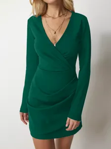 Robe courte sexy à col en V profond et manches longues pour femmes en vert foncé.