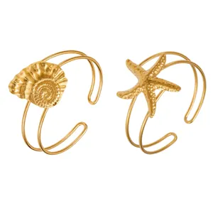 Gouden maritieme stijl open manchet armband set met gedetailleerde schelp en zeester ontwerpen.