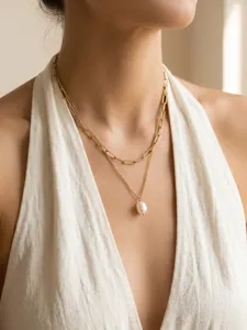 Vue de détail du collier chaîne en or à double rang avec pendentif perle d'eau douce pour femmes.
