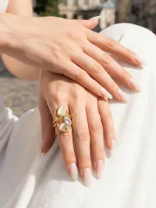 Anello statement in acciaio dorato dettaglio, con pietra occhio di gatto e cristallo chic.
