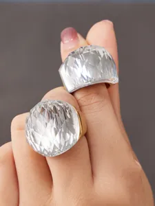 Luxurioser Statement Ring mit grossem Glasstein und vergoldetem Edelstahl fur Damen.
