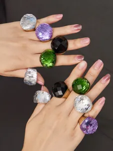 Exquisites mehrfarbiges Kristall Statement Ring Detail, vergoldeter Edelstahlschmuck.