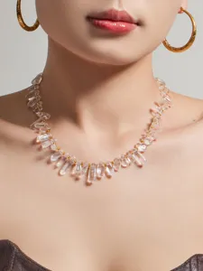 Nahaufnahme Detail der klaren Kristallperlen Halskette mit goldenen Abstandsperlen.