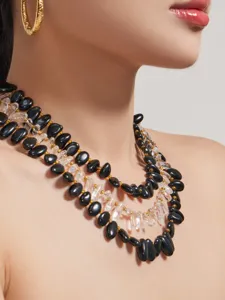 Elegante mehrsträngige Halskette aus schwarzem Achat und Kristall mit goldenen Perlen.