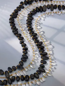 Elegante schwarze Achat und klare Quarz Perlen Halskette Set mit goldenen Abteilern für Damen.