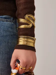 Magnifique bracelet multicercle enroule en acier inoxydable plaque or avec detail.