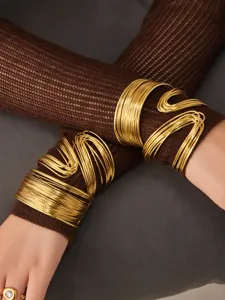 Vue détaillée du bracelet jonc multi-cercles plaqué or en acier inoxydable, bijoux géométriques.