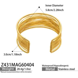 Bracelet manchette multibrins en acier inoxydable doré, design géométrique, détail de bijoux chic.