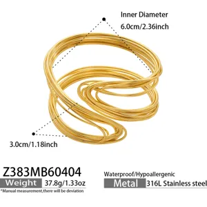 Bracelet jonc ouvert en acier inoxydable doré, design géométrique élégant et raffiné.