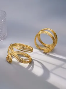 Vue de détail du bracelet jonc ouvert doré à boucles multiples, design élégant et fin.