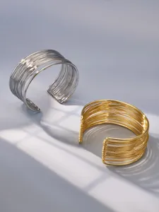 Détail en gros plan du bracelet manchette en fil enroulé multicouche, design élégant.
