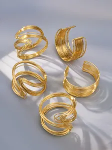 Vue détaillée de élégants bracelets manchette ouverts multi-tours dorés et géométriques.