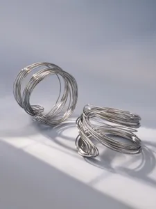 Detail de bracelet manchette en acier inoxydable multi-boucles au design geometrique elegant.