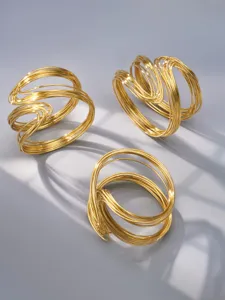 Bracelet jonc ouvert multicouche en fil d'acier inoxydable plaqué or pour les femmes.