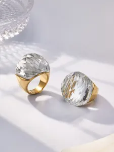 Detailaufnahme des luxurioesen chunky facettierten Glassteinrings mit vergoldetem Band.