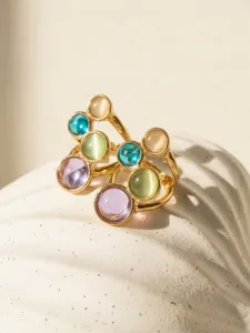 Anello placcato oro con pietra occhio di gatto multicolore vista dettagliata ravvicinata