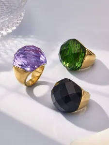 Prächtiger Statement-Ring mit farbigem Glasstein, vergoldeter Edelstahl Detailaufnahme.