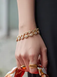 Primer plano detallado de una hermosa pulsera dorada doble con circonitas brillantes.