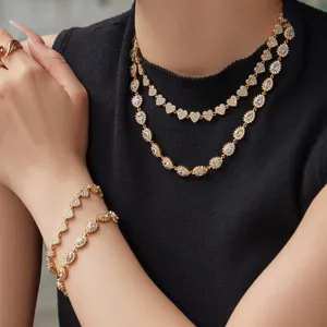 Elegante conjunto de joyas de collar y pulsera de circonita con corazón en capas dorado para mujer.