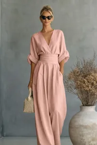 Elegante roze jumpsuit met V-hals voor dames, met getailleerd ontwerp en chique mouwen.