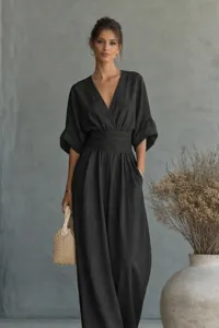 Elegante zwarte jumpsuit met V-hals en tailleontwerp voor modieuze dameskleding.