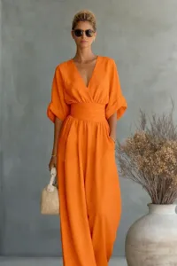 Gedetailleerd overzicht van de stijlvolle oranje jumpsuit met V-hals, getailleerd en wijde pijpen.