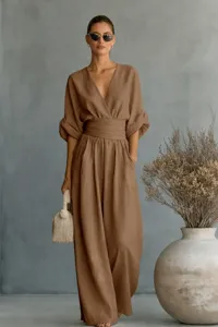 Gedetailleerd overzicht van elegante bruine jumpsuit met V-hals en chique geweven tas.