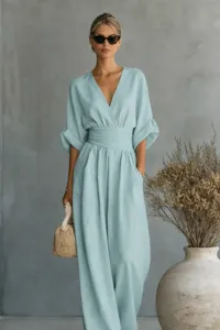 Elegante lichtblauwe jumpsuit met V-hals en korte mouwen voor dames zomer casual.