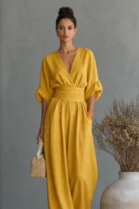 Gedetailleerd overzicht van de elegante gele jumpsuit met V-hals en taille-ontwerp.
