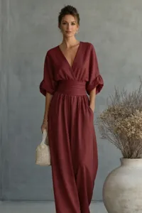 Gedetailleerd shot van elegante donkerrode jumpsuit met V-hals en brede taille.
