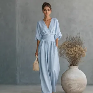 Prachtige lichtblauwe dames jumpsuit met V-hals en een elegant getailleerd ontwerp.