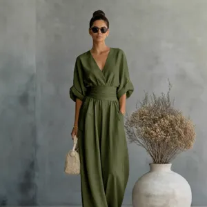 Elegante olijfgroene jumpsuit met V-hals en getailleerde taille voor dames, ideaal voor de zomer.