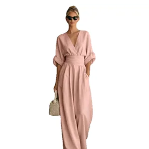 Elegante roze dames jumpsuit met V-hals, casual wijdere pasvorm met getailleerd ontwerp voor de zomer.