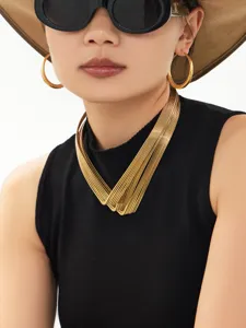 Close-up van overdreven minimalistische V-vormige gelaagde choker halsketting, elegante goudafwerking.