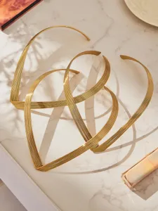 Minimalistische V-vormige kraag roestvrij staal PVD vergulde ketting detail.
