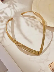 Detailopname van de minimalistische multi-strand V-vormige gouden choker halsketting.