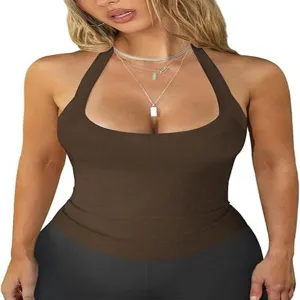 Dettaglio del top in maglia marrone senza maniche con scollo all'americana e vestibilità slim.