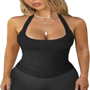 Dettaglio di canotta halter in maglia a costole nera con vestibilità slim e scollo.