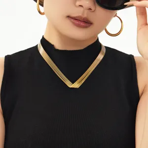 Minimalistische meerdraadse V-vormige choker ketting van goud roestvrij staal voor dames.