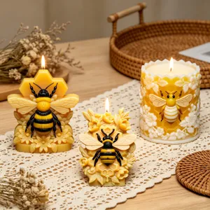 Candele profumate fatte a mano con intricati motivi 3D di api e nido d'ape, ideali per decorare casa.