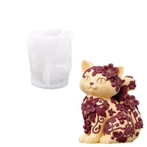 Molde de silicona de gato con relieve floral y adorno, ideal para velas DIY y manualidades de resina.