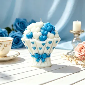 Detailansicht einer wunderschönen blau-weißen Herz-Blumenstrauß-Duftkerze als edles Geschenk.