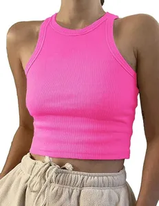 Dettaglio ravvicinato della canotta a costine rosa neon, stile estivo senza maniche.